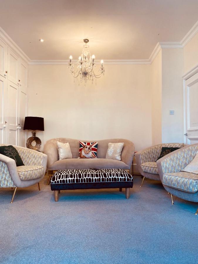 Spacious Three Double Bedrooms, Two Living Room, Kitchen Entire Over Three Floors Steps From Castle, Station, Long Walk And Restaurants Royal Retreat *