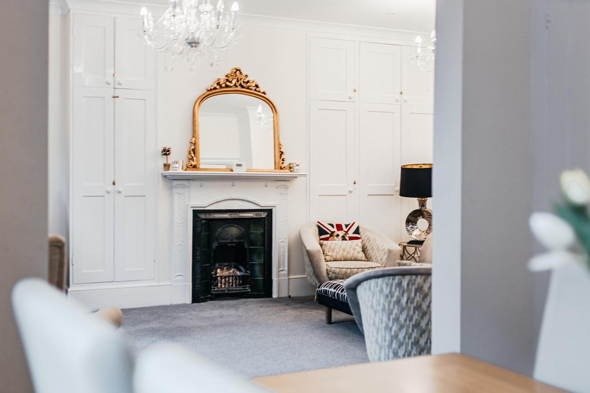 Spacious Three Double Bedrooms, Two Living Room, Kitchen Entire Over Three Floors Steps From Castle, Station, Long Walk And Restaurants Royal Retreat Windsor