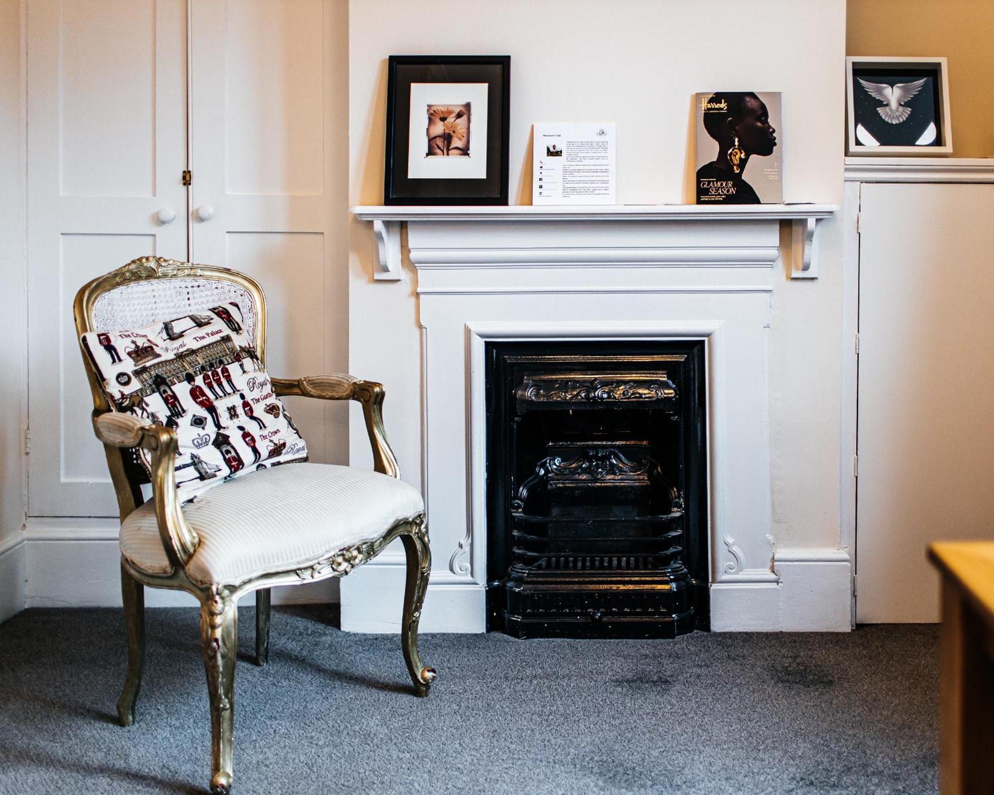 Spacious Three Double Bedrooms, Two Living Room, Kitchen Entire Over Three Floors Steps From Castle, Station, Long Walk And Restaurants Royal Retreat Windsor