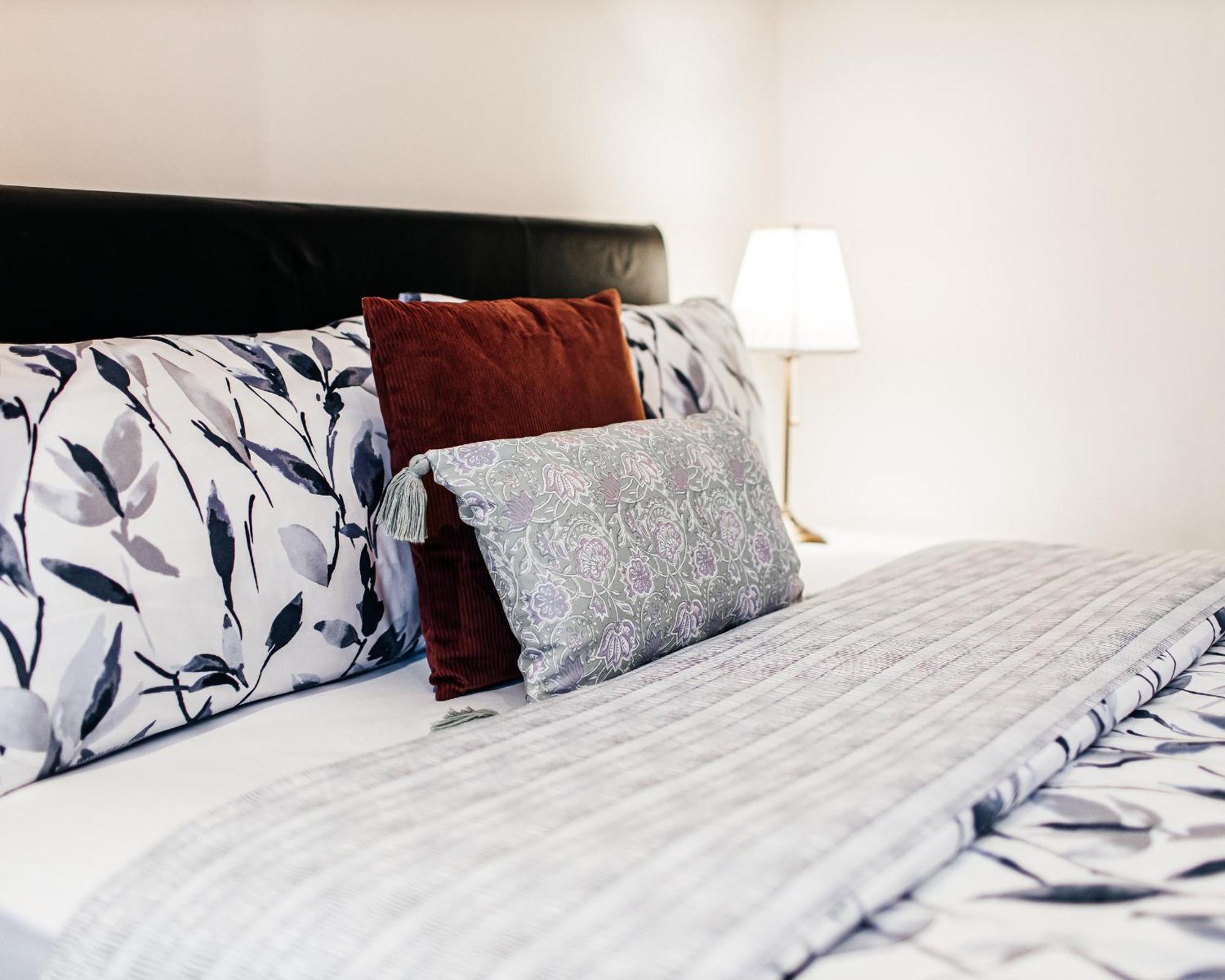 Spacious Three Double Bedrooms, Two Living Room, Kitchen Entire Over Three Floors Steps From Castle, Station, Long Walk And Restaurants Royal Retreat Windsor