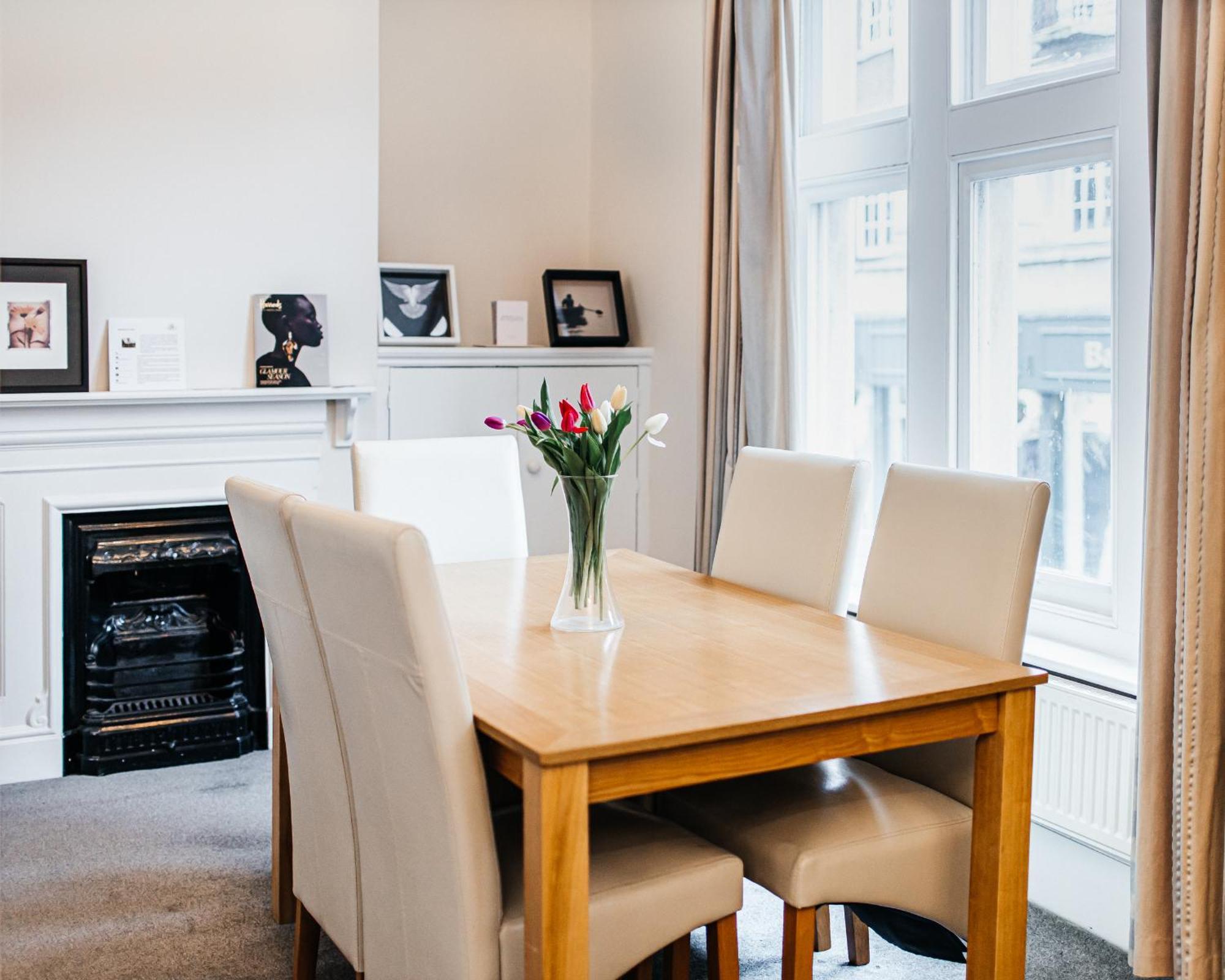 Spacious Three Double Bedrooms, Two Living Room, Kitchen Entire Over Three Floors Steps From Castle, Station, Long Walk And Restaurants Royal Retreat Apartamento *