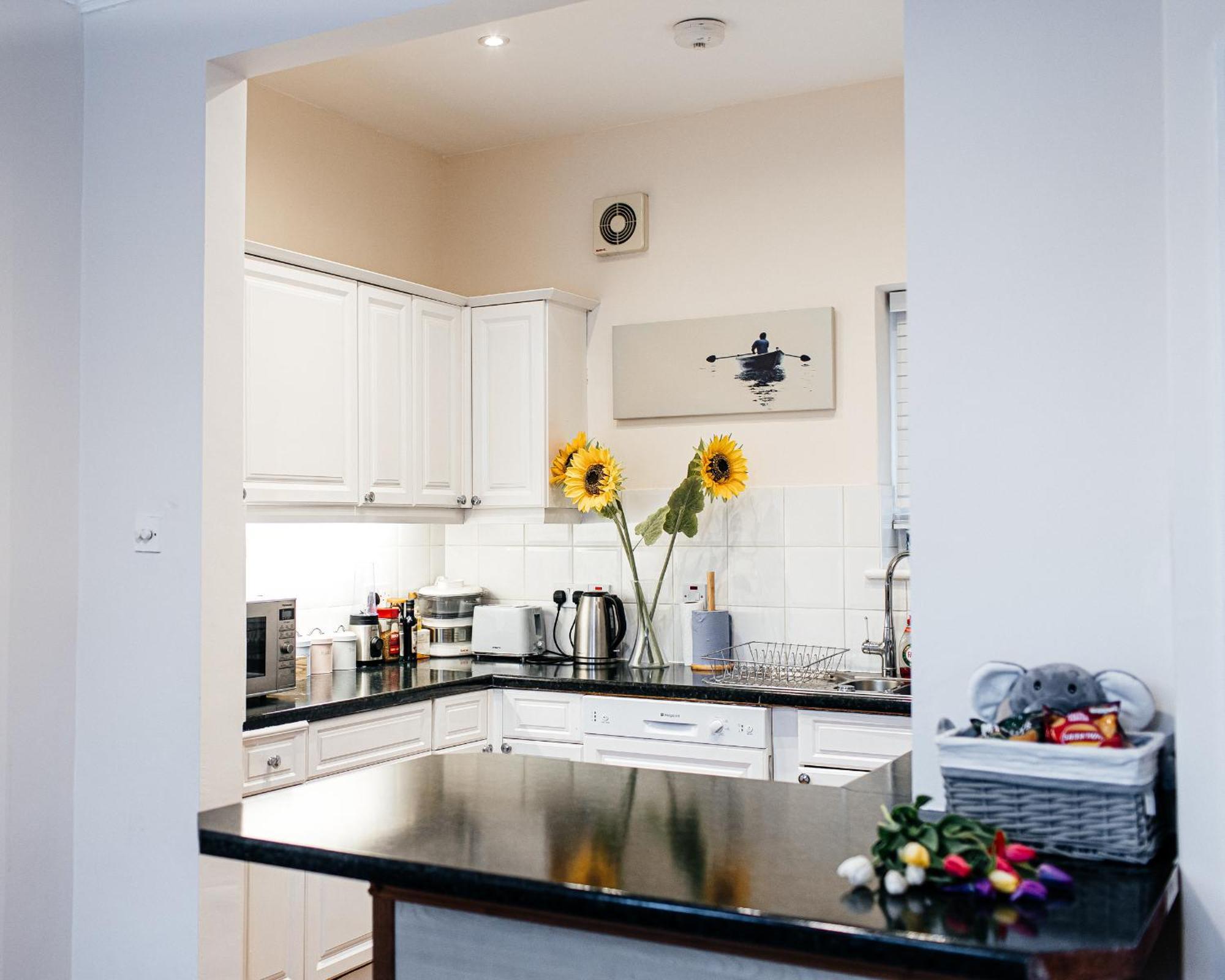 Apartamento Spacious Three Double Bedrooms, Two Living Room, Kitchen Entire Over Three Floors Steps From Castle, Station, Long Walk And Restaurants Royal Retreat Windsor