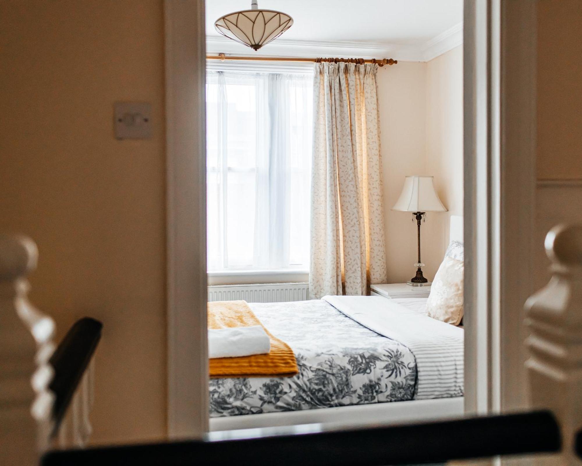 Spacious Three Double Bedrooms, Two Living Room, Kitchen Entire Over Three Floors Steps From Castle, Station, Long Walk And Restaurants Royal Retreat Windsor