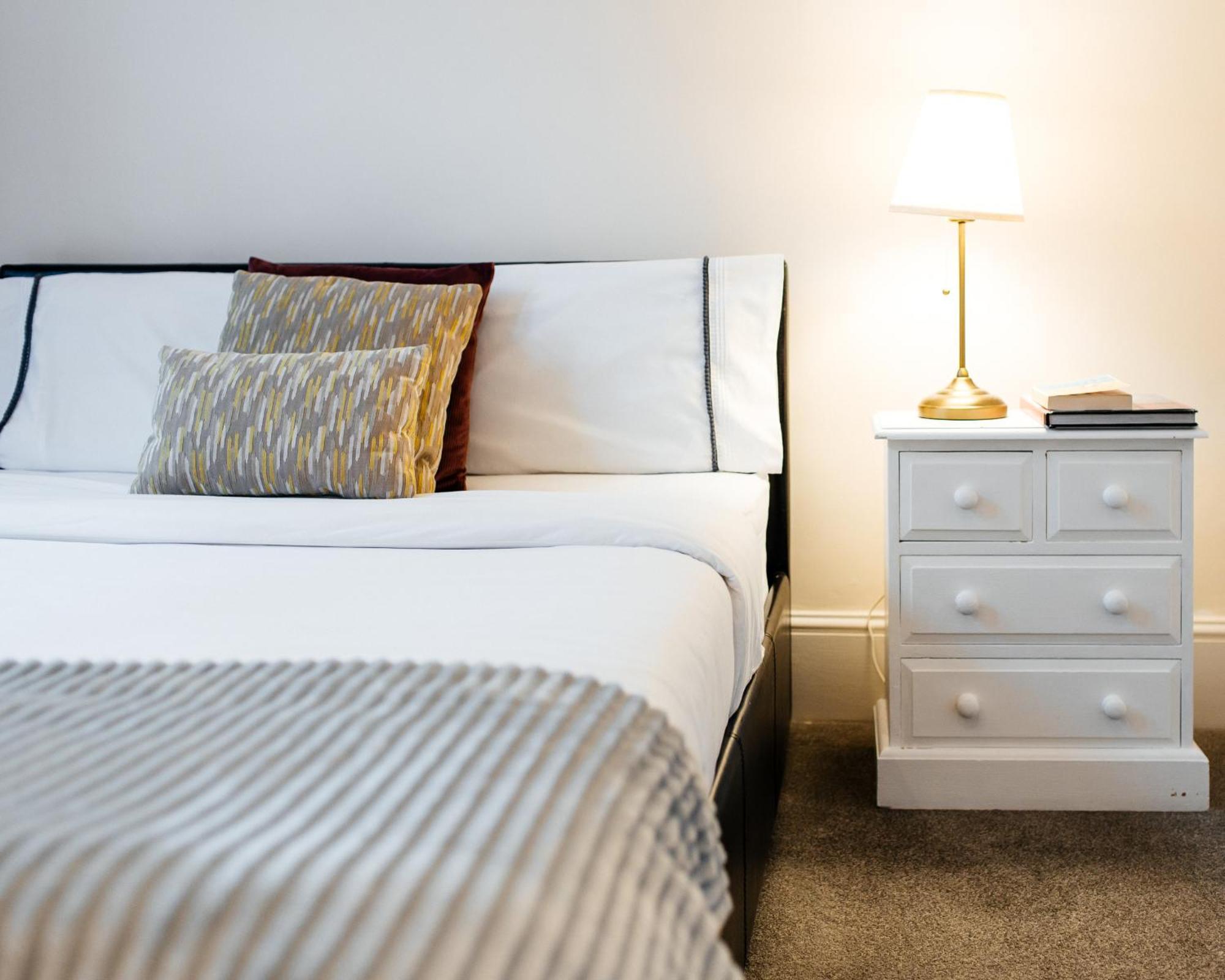 Spacious Three Double Bedrooms, Two Living Room, Kitchen Entire Over Three Floors Steps From Castle, Station, Long Walk And Restaurants Royal Retreat Apartamento