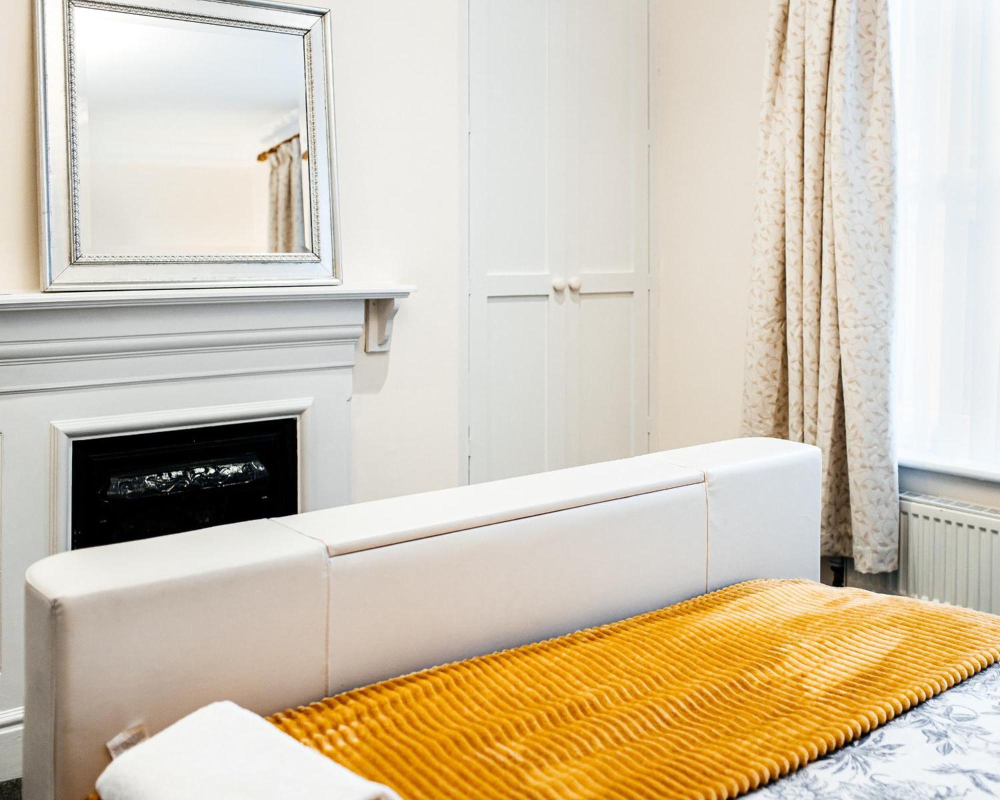 Spacious Three Double Bedrooms, Two Living Room, Kitchen Entire Over Three Floors Steps From Castle, Station, Long Walk And Restaurants Royal Retreat *