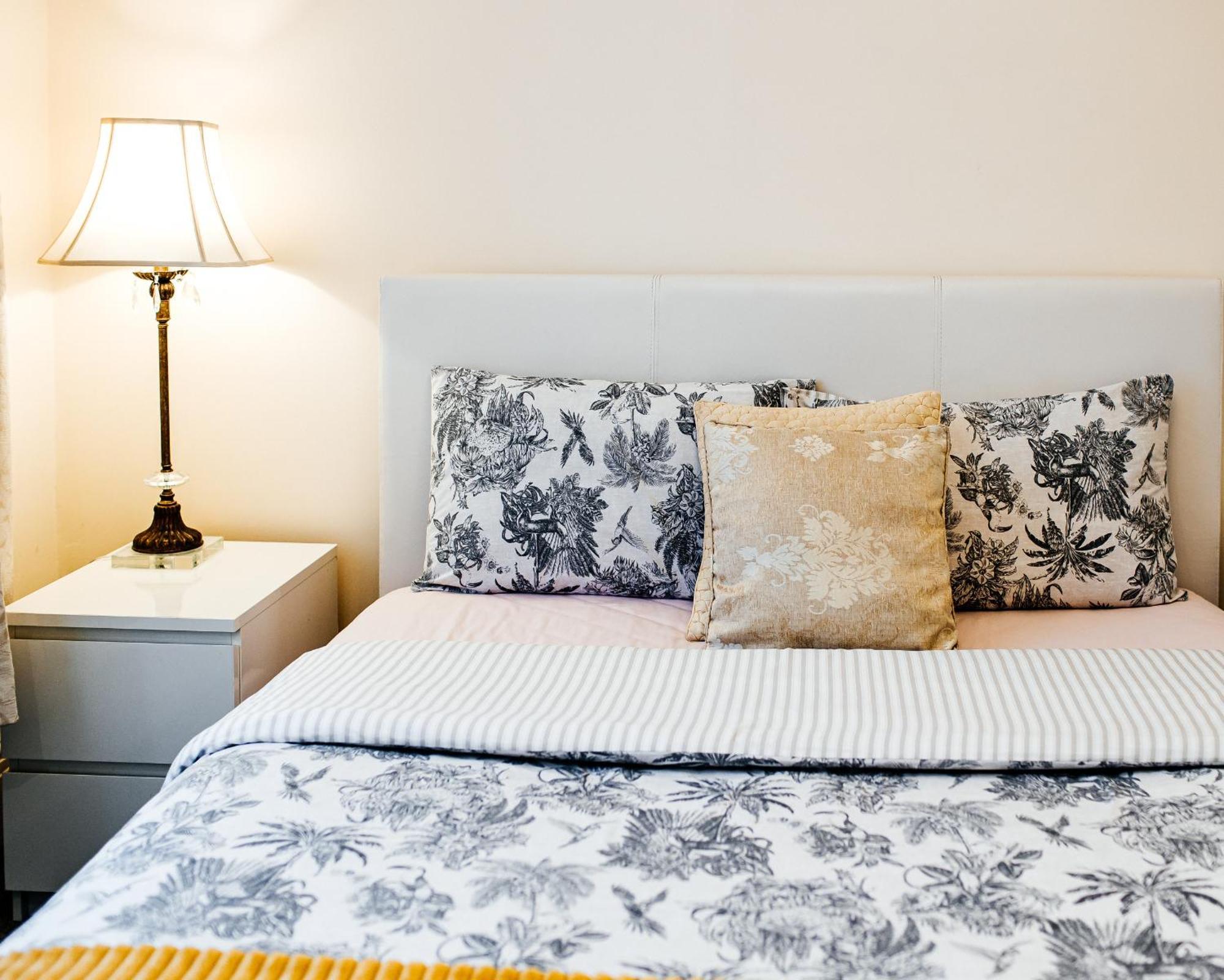 Spacious Three Double Bedrooms, Two Living Room, Kitchen Entire Over Three Floors Steps From Castle, Station, Long Walk And Restaurants Royal Retreat