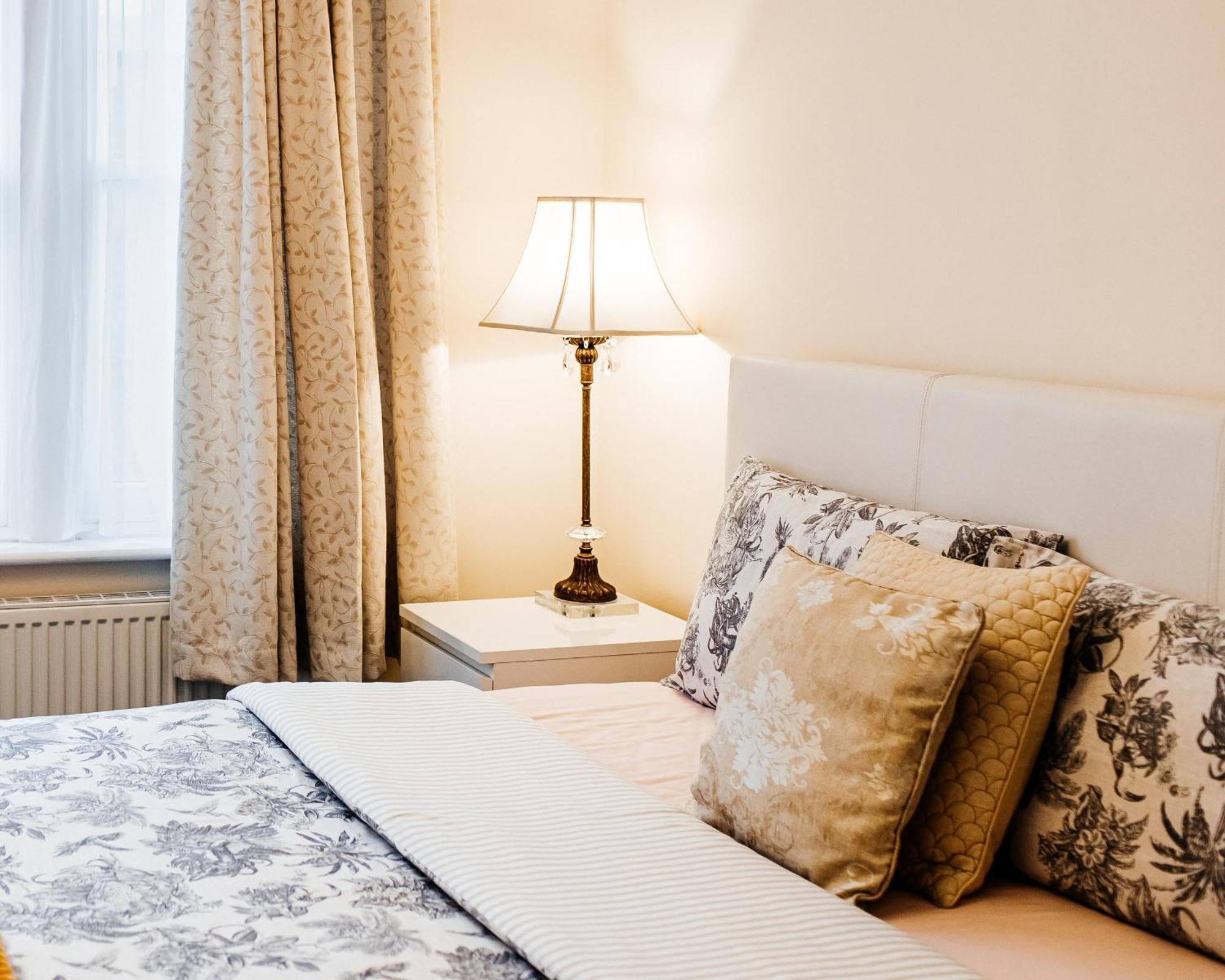 Apartamento Spacious Three Double Bedrooms, Two Living Room, Kitchen Entire Over Three Floors Steps From Castle, Station, Long Walk And Restaurants Royal Retreat *